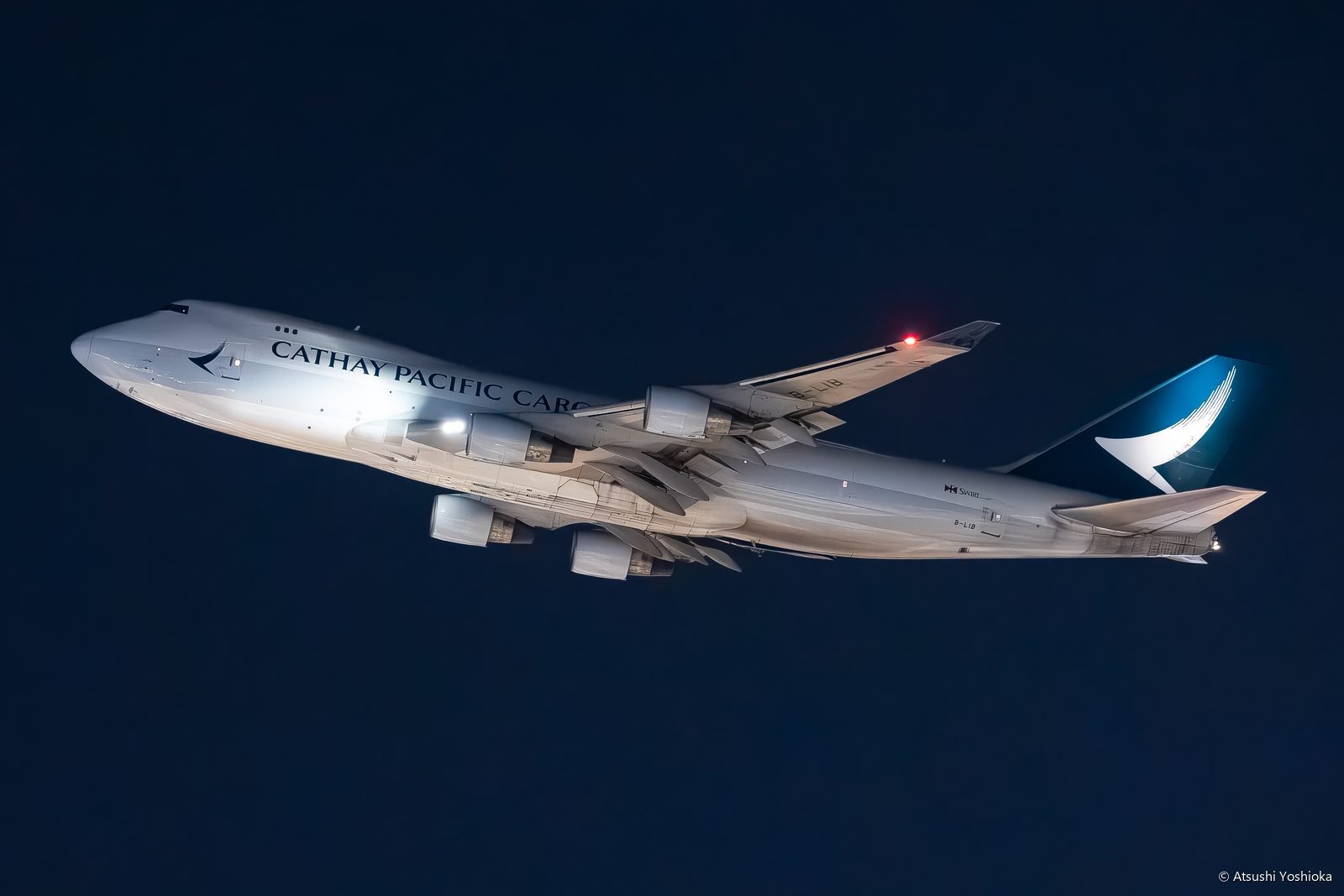 夜空を上昇するキャセイパシフィック・カーゴのボーイング747