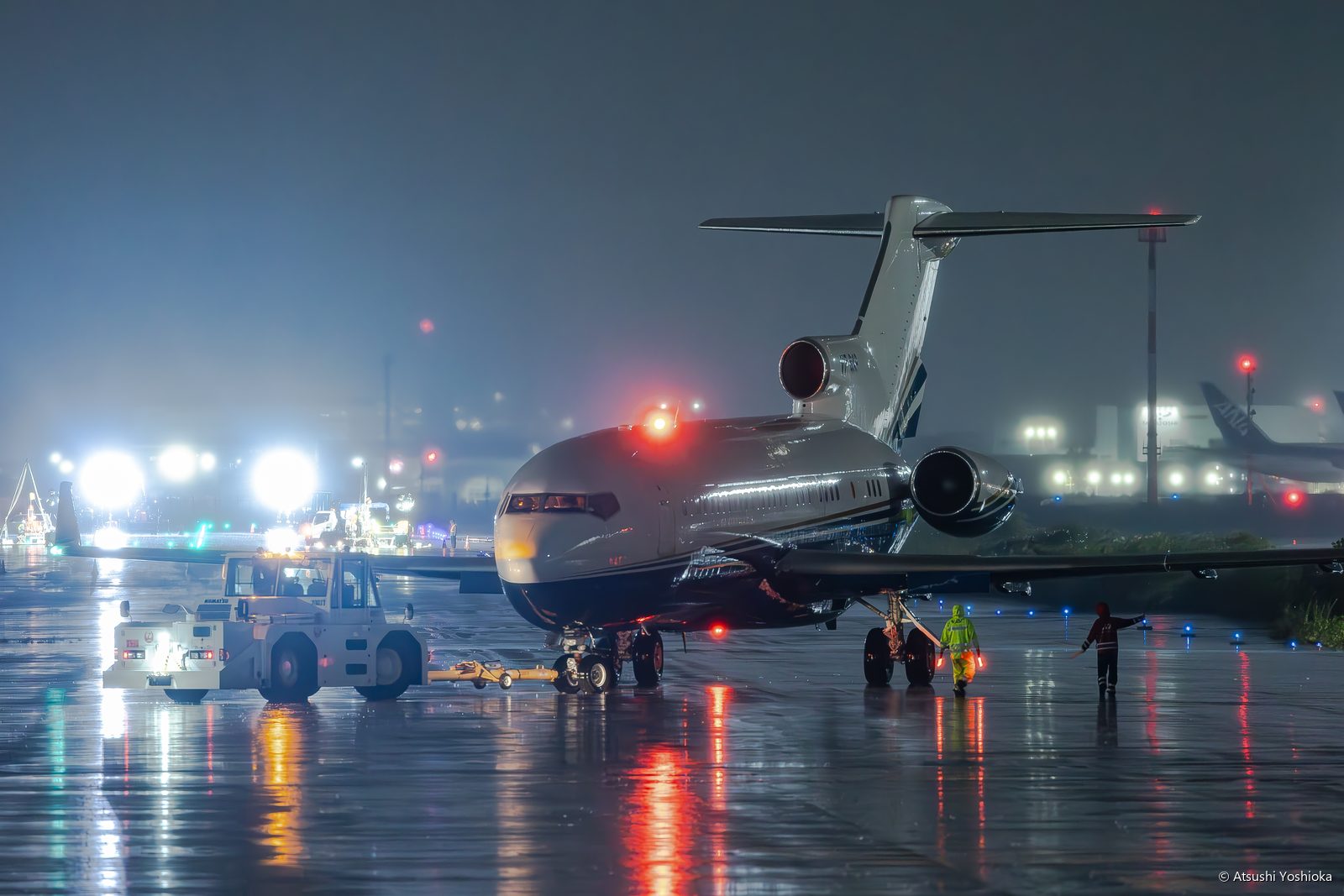 雨の夜にライトを浴びるボーイング727