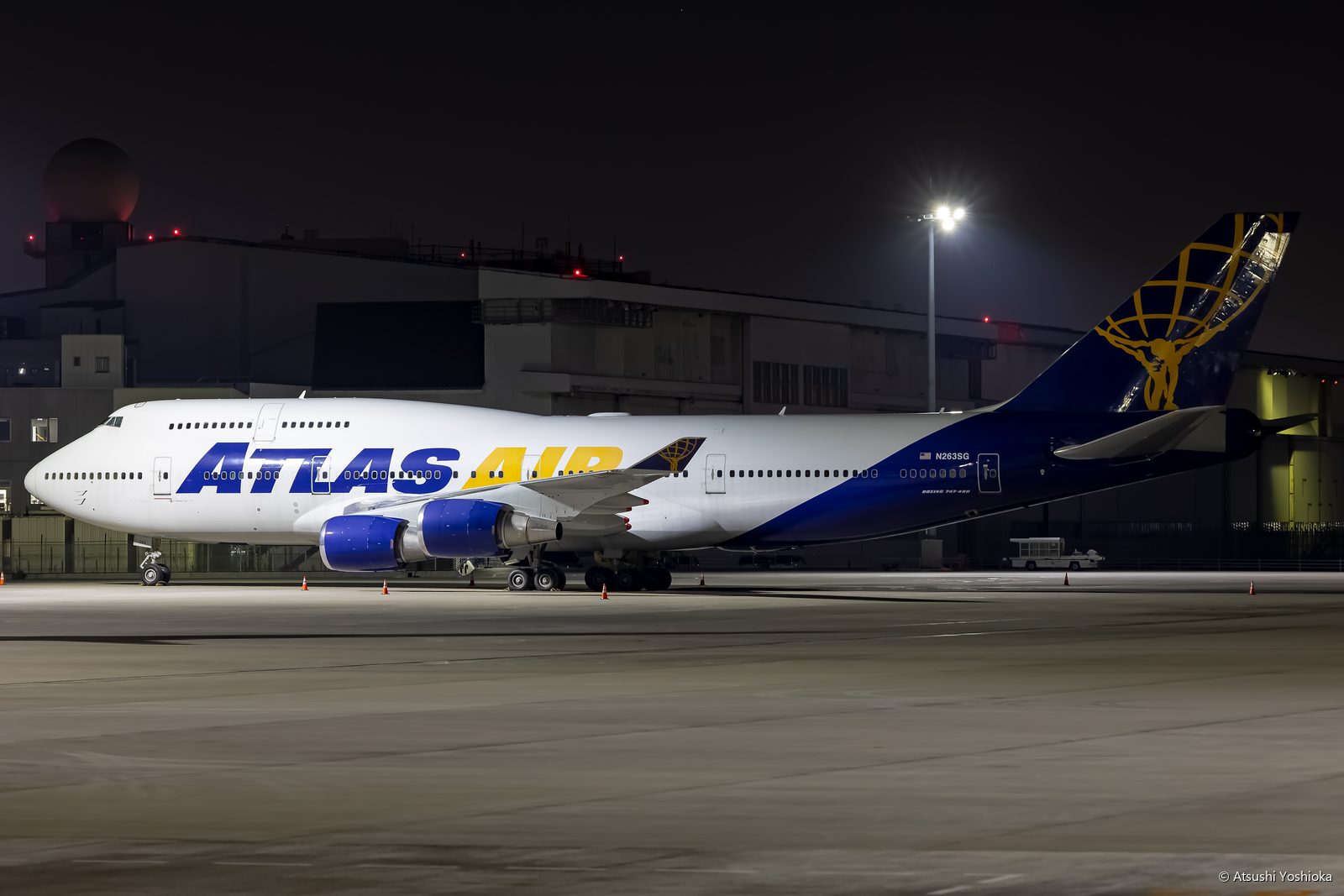 夜の羽田空港に駐機するアトラス航空のボーイング747